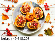 Tasty quince baked with minced meat and pomegranate. Autumn apple stuffed forcemeat. Стоковое фото, агентство Ingram Publishing / Фотобанк Лори