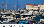 Yachts moored in the port of the old French town of Banyuls-sur-mer, resort Mediterranean sea, travel, summer. Стоковое фото, фотограф Иван Грушевич / Фотобанк Лори