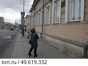 Люди на Старой Басманной улице в Москве. Редакционное фото, фотограф Дмитрий Неумоин / Фотобанк Лори