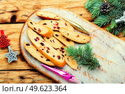 Fresh biscotti cookies with dried cranberries.Cantuccini, christmas food on wooden table. Italian biscotti cookies. Стоковое фото, агентство Ingram Publishing / Фотобанк Лори