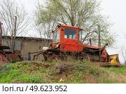 Старый сельскохозяйственный гусеничный трактор ДТ-75, бульдозер, в ожидании ремонта. Городище, Волгоградская область, Россия. (2023 год). Стоковое фото, фотограф Андрей Цыганков / Фотобанк Лори