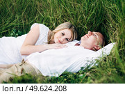a guy with a girl in light clothes on the background of a green canyon of erosion of the earth. Стоковое фото, агентство Ingram Publishing / Фотобанк Лори