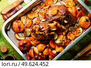 Pork knuckle stewed with quince and apples.Autumn meat recipe. Pork shank baked with apples. Стоковое фото, агентство Ingram Publishing / Фотобанк Лори