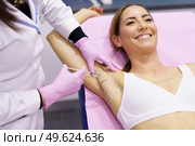 The doctor makes intramuscular injections of botulinum toxin in the underarm area against hyperhidrosis. Cosmetology skin care. Doctor makes intramuscular injections of botulinum toxin in the underarm area against hyperhidrosis. Стоковое фото, агентство Ingram Publishing / Фотобанк Лори