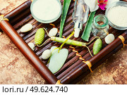 Cosmetic cream, face roller and guache scraper. Cosmetic face cream. Стоковое фото, агентство Ingram Publishing / Фотобанк Лори