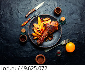 Baked turkey meat with oranges. Thanksgiving Dinner. Grilled turkey drumstick with citrus. Стоковое фото, агентство Ingram Publishing / Фотобанк Лори