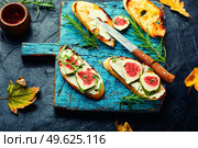 Bruschetta with figs, curd cheese and rosemary.Seasonal food. Tasty bruschetta with figs. Стоковое фото, агентство Ingram Publishing / Фотобанк Лори