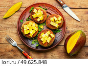 Vegan food, quinoa cutlet garnished with mango. Baked vegetarian burger. Vegetarian quinoa burgers. Стоковое фото, агентство Ingram Publishing / Фотобанк Лори