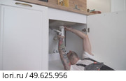Repairing Leaky Sink Siphon with Sealant and Wrench. Стоковое видео, видеограф Mihail Mihaylov / Фотобанк Лори