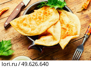 Chebureks, fried crescent-shaped pie with meat filling. A popular and traditional dish of Greek and Tatar cuisine.. Non-yeast dough pies with meat filling. Стоковое фото, агентство Ingram Publishing / Фотобанк Лори