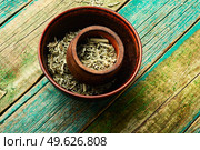 Dried wormwood in a bowl, homeopathic herbs in herbal medicine.. Dried wormwood or mugwort. Стоковое фото, агентство Ingram Publishing / Фотобанк Лори