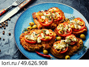 Schnitzel, breaded and fried thin layer of meat. Austrian dish. Schnitzel with olives and tomato. Стоковое фото, агентство Ingram Publishing / Фотобанк Лори