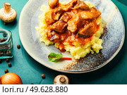 Appetizing beef stroganoff meat. Meat with mushrooms and mashed potatoes. Meat with mushrooms, Beef stroganoff. Стоковое фото, агентство Ingram Publishing / Фотобанк Лори