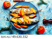Roasted food, baked mackerel. Fish scomber roast with persimmon fruit.. Baked scomber fish with persimmon. Стоковое фото, агентство Ingram Publishing / Фотобанк Лори