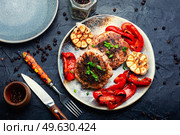 Grilled beef steak, beef and pork with spices. Chopped minced steak and juniper berries. Beef steak in bacon with minced meat. Стоковое фото, агентство Ingram Publishing / Фотобанк Лори