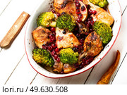 Fried chicken legs, chicken drumsticks with broccoli and cranberries. Baked chicken legs with broccoli. Стоковое фото, агентство Ingram Publishing / Фотобанк Лори