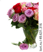 bouquet of rose and ranunculus flowers in vase close up isolated on white background. bouquet of fresh roses and ranunculus. Стоковое фото, агентство Ingram Publishing / Фотобанк Лори