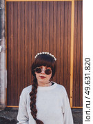Young brunette woman with retro and hippy style. Стоковое фото, агентство Ingram Publishing / Фотобанк Лори