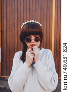 Young brunette woman with retro and hippy style. Стоковое фото, агентство Ingram Publishing / Фотобанк Лори