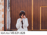 Young brunette woman with retro and hippy style. Стоковое фото, агентство Ingram Publishing / Фотобанк Лори