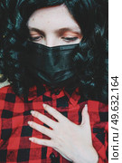 Young woman wearing a black face mask. Стоковое фото, агентство Ingram Publishing / Фотобанк Лори