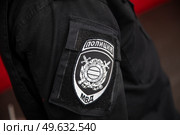 Нарукавная нашивка российского полицейского в городе Москве, Россия. Редакционное фото, фотограф Николай Винокуров / Фотобанк Лори