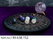 Horoscope zodiac circle with divination dice. Fortune telling and astrology predictions concept, magic rituals and exoteric experience. Zodiac horoscope with divination dice. Стоковое фото, агентство Ingram Publishing / Фотобанк Лори