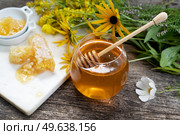 fresh honey in jar with honeycombs on rustic background close up. fresh honey with honeycombs. Стоковое фото, агентство Ingram Publishing / Фотобанк Лори