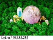 gemstone minerals on mysterious natural forest moss background, quartz, ametist and calcite crystals close up. Magic healing Rock for Reiki Crystal Ritual, Witchcraft, spiritual esoteric practice. Healing crystals on brown background. Стоковое фото, агентство Ingram Publishing / Фотобанк Лори