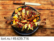 Baked carp with fruits, berries and spices. Grilled seafood. Delicious carp grilled with kiwi and mango. Стоковое фото, агентство Ingram Publishing / Фотобанк Лори