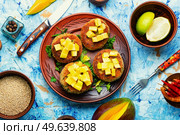 Dietary vegan quinoa cutlets with mango, vegetarian food. Vegan quinoa burgers. Стоковое фото, агентство Ingram Publishing / Фотобанк Лори