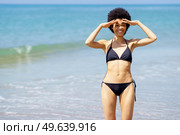 Positive African American woman making a funny gesture of putting on glasses with her hands.. Positive black woman making a funny gesture of putting on glasses with her hands. Стоковое фото, агентство Ingram Publishing / Фотобанк Лори
