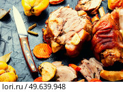 Pork knuckle or shank stewed in dark beer with quince and apples.. Roasted meat with autumn fruits. Стоковое фото, агентство Ingram Publishing / Фотобанк Лори