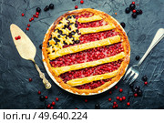 Appetizing homemade pie with red and black currants. Sweet dessert. American flag.American berry pie.. American berry pie. Стоковое фото, агентство Ingram Publishing / Фотобанк Лори