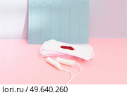 Menstrual pad with schedule card background, menstrual period and ovulation and fertility tracker, baby birth planning and natural control. Menstrual pad with schedule card background. Стоковое фото, агентство Ingram Publishing / Фотобанк Лори