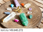 Gemstones minerals over life flower chart with sinshine. Magic healing Rock for Reiki Crystal Ritual, Witchcraft, spiritual esoteric practice. Healing crystals on brown background. Стоковое фото, агентство Ingram Publishing / Фотобанк Лори