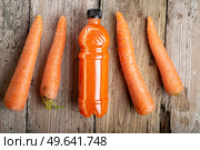 fresh carrot juice with carrots around old style wooden background . Стоковое фото, агентство Ingram Publishing / Фотобанк Лори