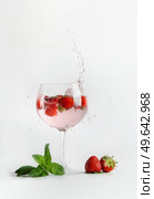 Strawberry mocktail with mint in  glass with splashing at white background. Refreshing summer non-alcoholic drink with berries. Front view. Стоковое фото, агентство Ingram Publishing / Фотобанк Лори