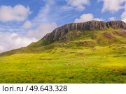 view on mountain ridgeclose to Duntulm castle, Isle of Skye, Trotternish peninsula, Scotland. view on mountain ridge from Duntulm castle, Isle of Skye, Scotland. Стоковое фото, агентство Ingram Publishing / Фотобанк Лори