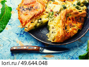 Pie with cheese and herbs. Pie or quiche with soft cheese filling.. Homemade cheese pie with spinach. Стоковое фото, агентство Ingram Publishing / Фотобанк Лори