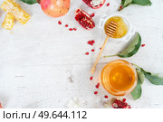 rosh hashana holiday - honey with apple and pomergranate over white desk background with copy space. rosh hashana holiday. Стоковое фото, агентство Ingram Publishing / Фотобанк Лори