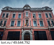 National Bank of Romania in Brasov old town, located in the Czell palace. Pink colored old building facade, traditional architectural style. Стоковое фото, агентство Ingram Publishing / Фотобанк Лори