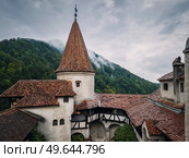 The medieval Bran fortress known as Dracula castle in Transylvania, Romania. Historical saxon style stronghold in the heart of Carpathian mountains. Стоковое фото, агентство Ingram Publishing / Фотобанк Лори