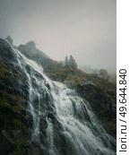 Capra waterfall on the Transfagarasan winding route of Carpathian mountains, Romania. Wonderful landscape with a tumultuous river flowing down through the cliffs in a foggy autumn morning. Стоковое фото, агентство Ingram Publishing / Фотобанк Лори