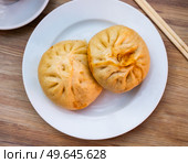 There is portion of pan chino buns with minced meat on plate - traditional Asian baozi. Стоковое фото, фотограф Яков Филимонов / Фотобанк Лори