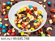Assortment of nuts, almonds, cashews and raisins. Healthy food. The perfect nut snack. Стоковое фото, агентство Ingram Publishing / Фотобанк Лори