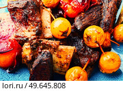 Piquant lamb ribs baked with pear and plum.. Baked lamb ribs. Стоковое фото, агентство Ingram Publishing / Фотобанк Лори