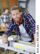 bearded handsome cabinetmaker at the tabletop. Стоковое фото, агентство Ingram Publishing / Фотобанк Лори