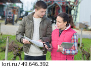 saleswoman try to sell new tractor to winemaker. Стоковое фото, агентство Ingram Publishing / Фотобанк Лори