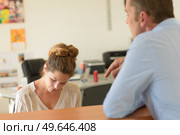 a female receptionist with guest. Стоковое фото, агентство Ingram Publishing / Фотобанк Лори